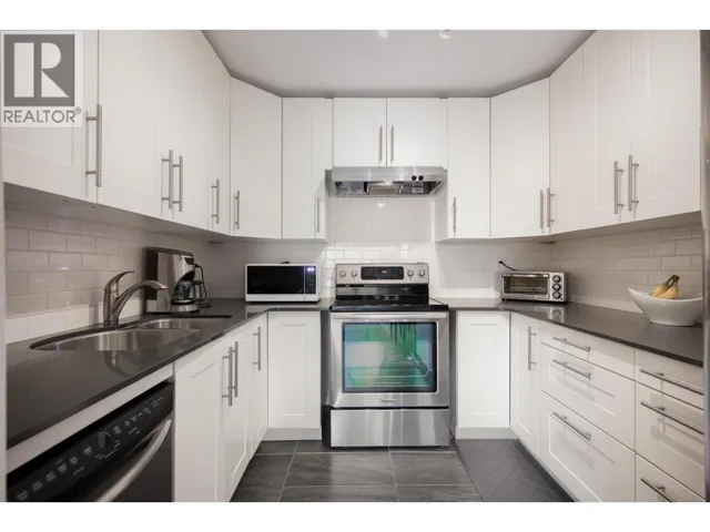 215 251 W 4TH STREET, North Vancouver, British Columbia V7M1H8