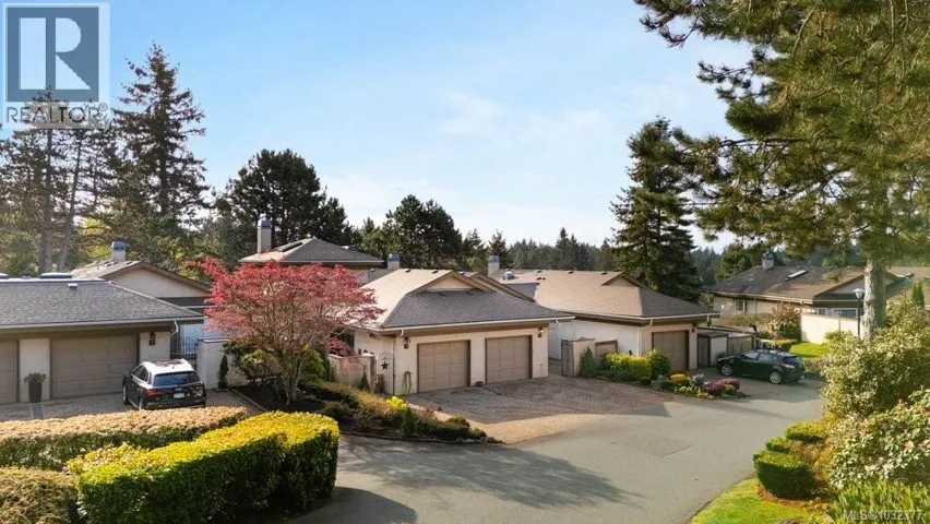 4 901 Kentwood Lane, Saanich, British Columbia V8Y2Y5