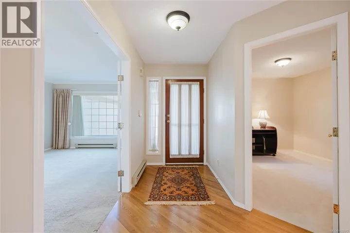 4 901 Kentwood Lane, Saanich, British Columbia V8Y2Y5
