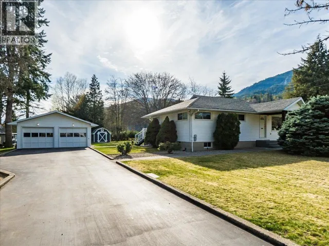 112 100th Street, Castlegar, British Columbia V1N3C5
