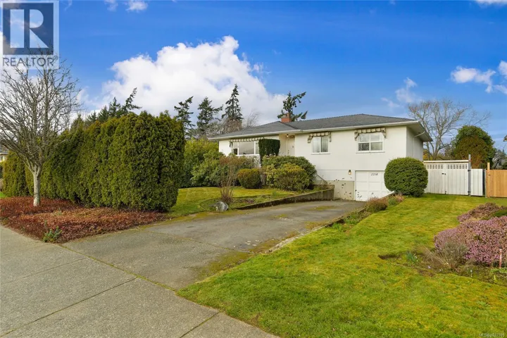 2218 EDGELOW St, Saanich, British Columbia V8N1R5