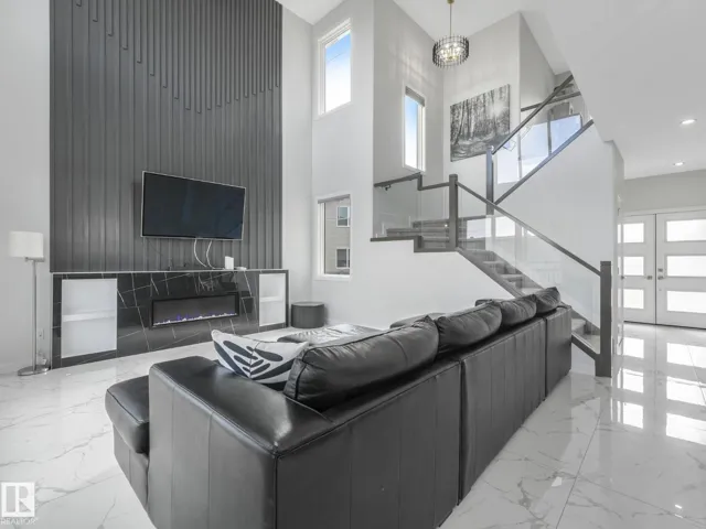 1104 152 AV NW, Edmonton, Alberta T5Y4C8