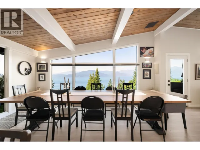 195 KELVIN GROVE WAY, Lions Bay, British Columbia V0N2E0