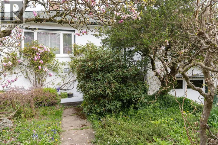 864 Selkirk Ave, Esquimalt, British Columbia V9A2T8