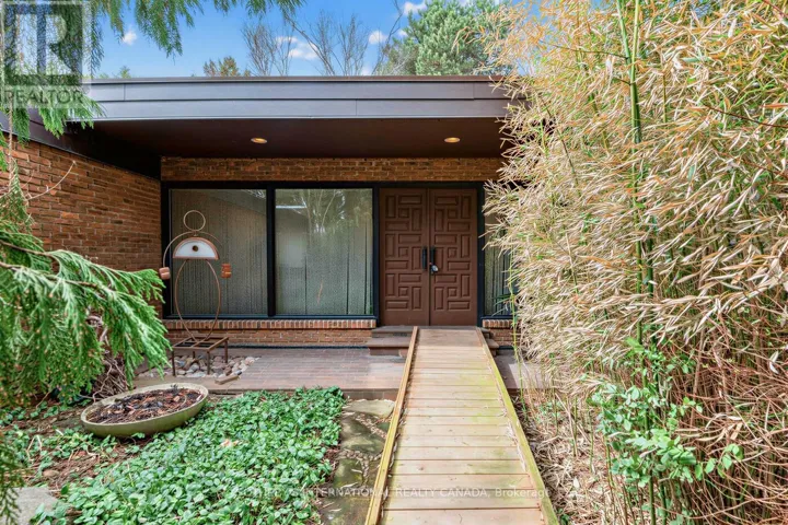 16 ROYAL OAK DRIVE, Toronto (Bridle Path-Sunnybrook-York Mills), Ontario M3C2M2