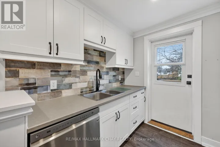 UPPER UNIT - 90 CHURCH STREET, Bradford West Gwillimbury (Bradford), Ontario L3Z1P9