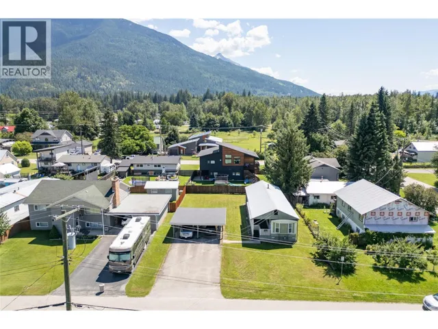 802 Center Street, Revelstoke, British Columbia V0E2S0