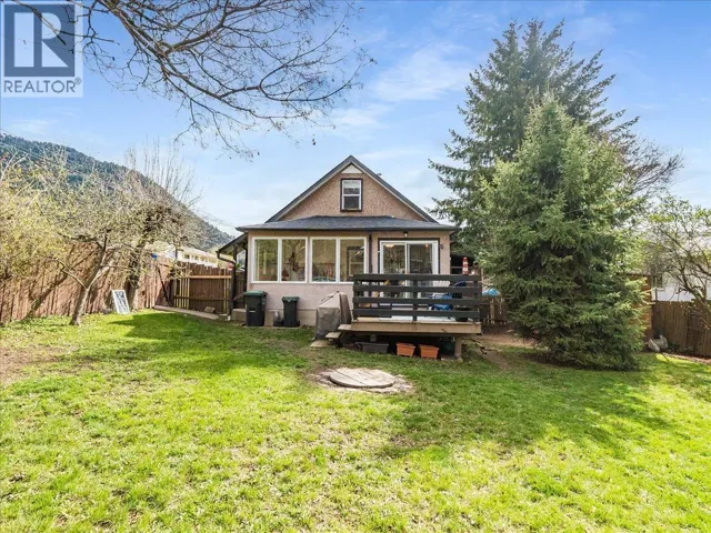 702 6th Street, Castlegar, British Columbia V1N2E9