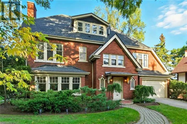 18 INGLEWOOD Drive, Hamilton, Ontario L8P2T2