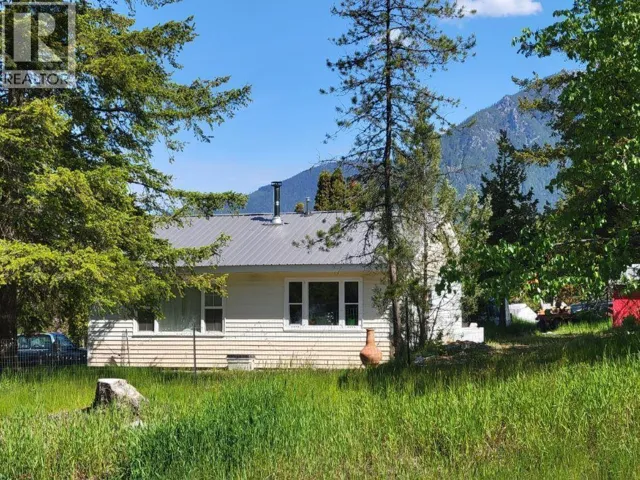 572 6 Highway, Nakusp, British Columbia V0G1R1