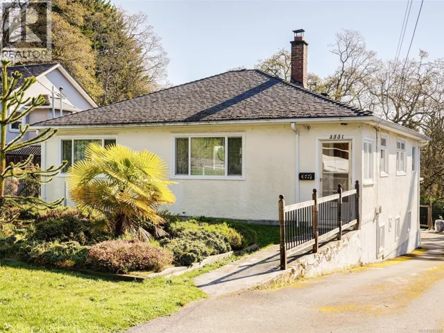 3551 Doncaster Dr, Saanich, British Columbia V8P3W2