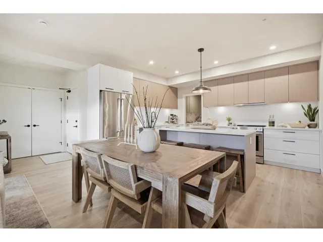 338 2635 KING GEORGE BOULEVARD, Surrey, British Columbia V4P0H7