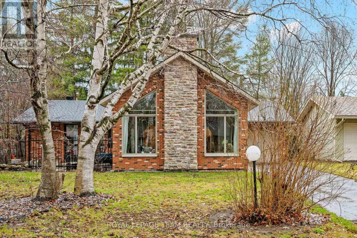 33 RUTHERFORD CRESCENT, Ottawa, Ontario K2K1N1