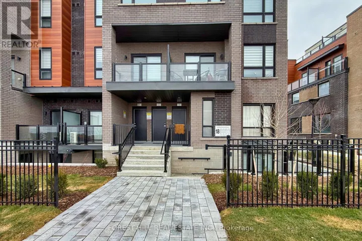 2 - 18 LYTHAM GREEN CIRCLE, Newmarket (Glenway Estates), Ontario L3Y0H4