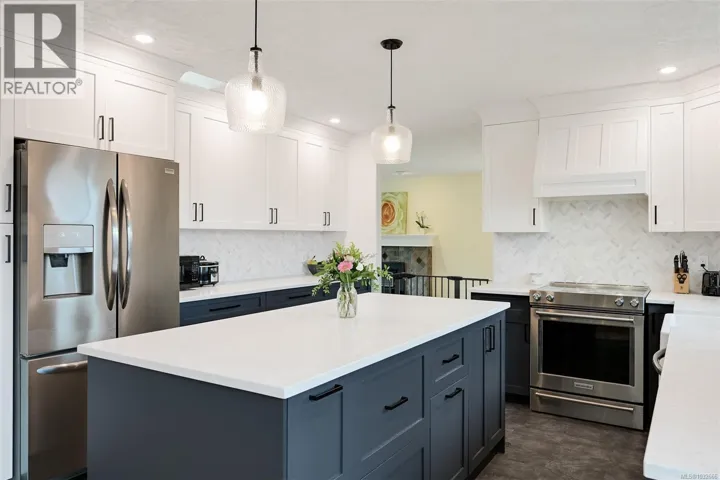 1290 Lidgate Crt, Saanich, British Columbia V8Z7E3