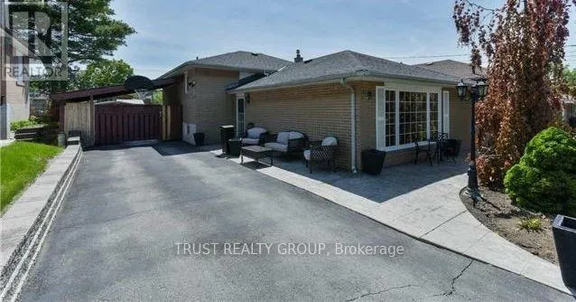 9 DEL RIA DRIVE, Toronto (Maple Leaf), Ontario M6L1L9