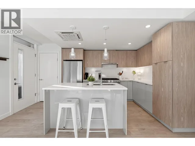 TH3 108 E 8TH STREET, North Vancouver, British Columbia V7L1Y9