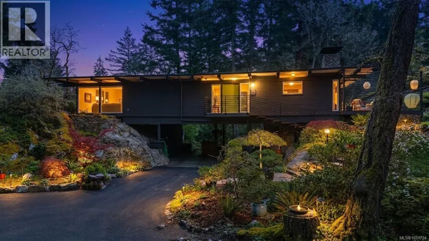 4513 Edgewood Pl, Saanich, British Columbia V8X2N8