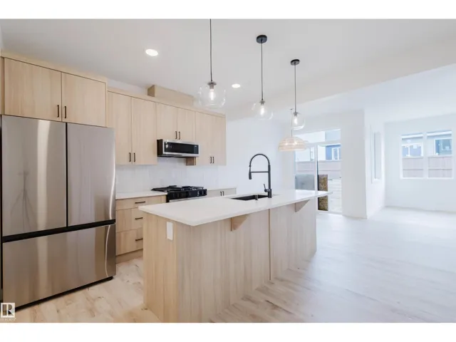 8253 KIRIAK LO SW, Edmonton, Alberta T6W5A9