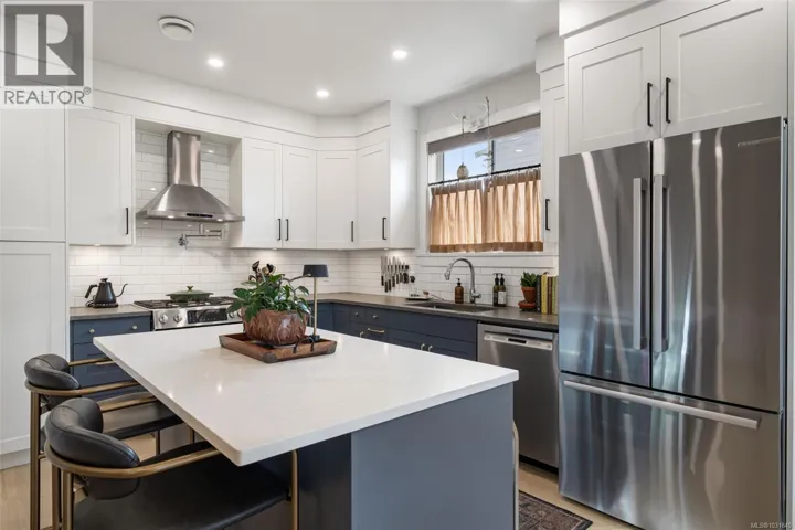 912 Clarke Rd, Central Saanich, British Columbia V8M2G1