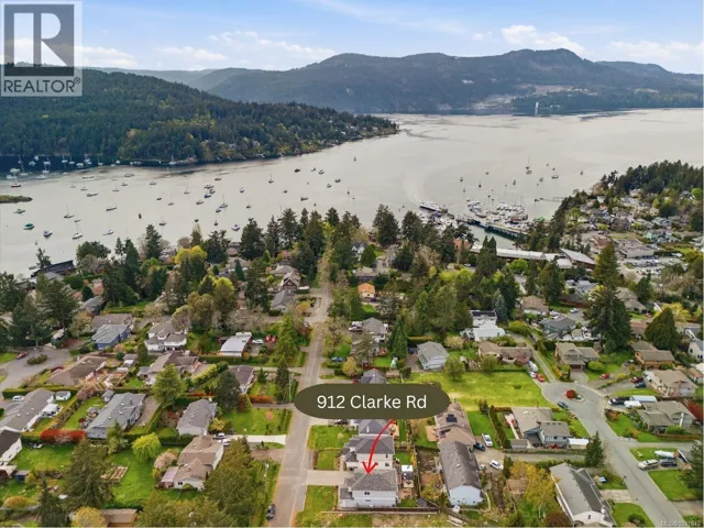 912 Clarke Rd, Central Saanich, British Columbia V8M2G1