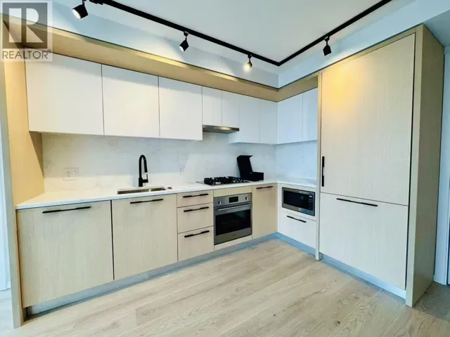 602 2719 KINGSWAY, Vancouver, British Columbia V5R4S9