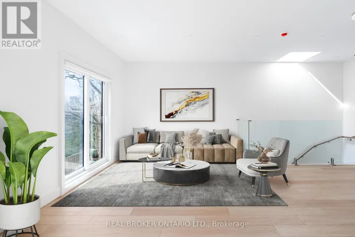 LANEWAY - UPPER - 21 FARNHAM AVENUE, Toronto (Yonge-St. Clair), Ontario M4V1H6