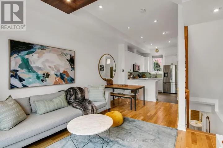 22 FAIRHEAD MEWS, Toronto (East End-Danforth), Ontario M4E3Y4