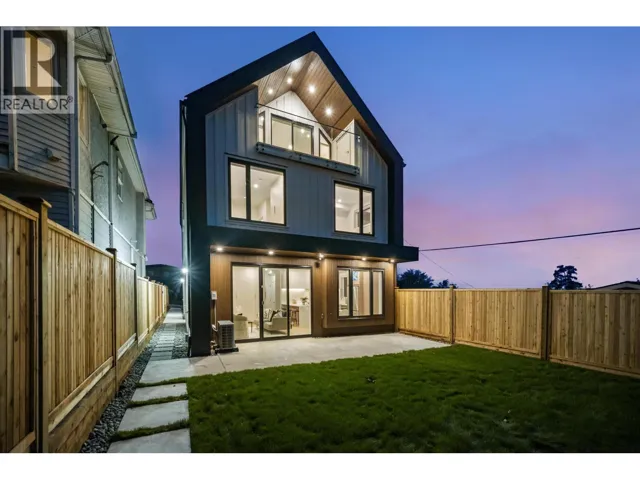 2 3623 TRIUMPH STREET, Vancouver, British Columbia V5K1V4