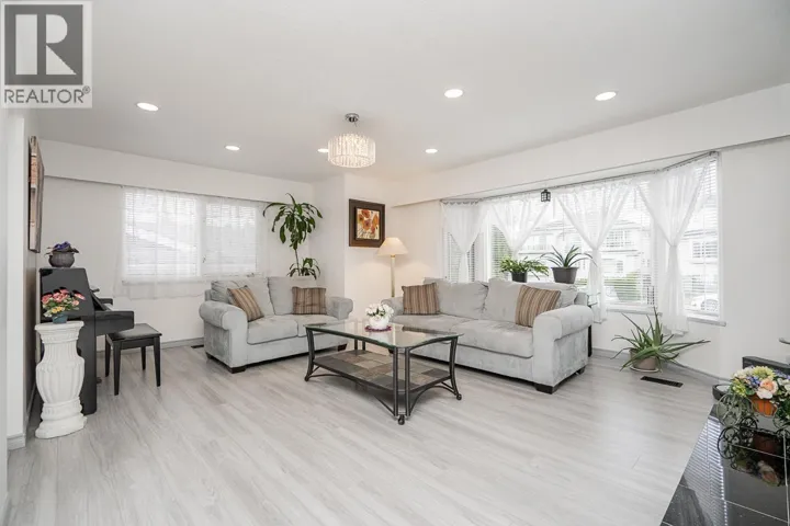 8255 18TH AVENUE, Burnaby, British Columbia V3N1K4