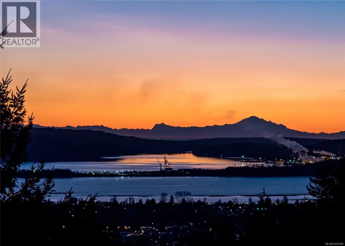 1214 College Dr, Nanaimo, British Columbia V9R6A4