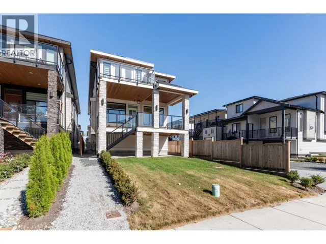 215 MABEL STREET, New Westminster, British Columbia V3M0L1