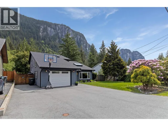38582 WESTWAY AVENUE, Squamish, British Columbia V8B0L6