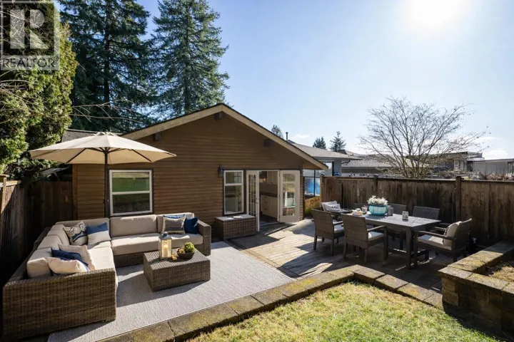 3015 ROYAL AVENUE, North Vancouver, British Columbia V7K1Y6