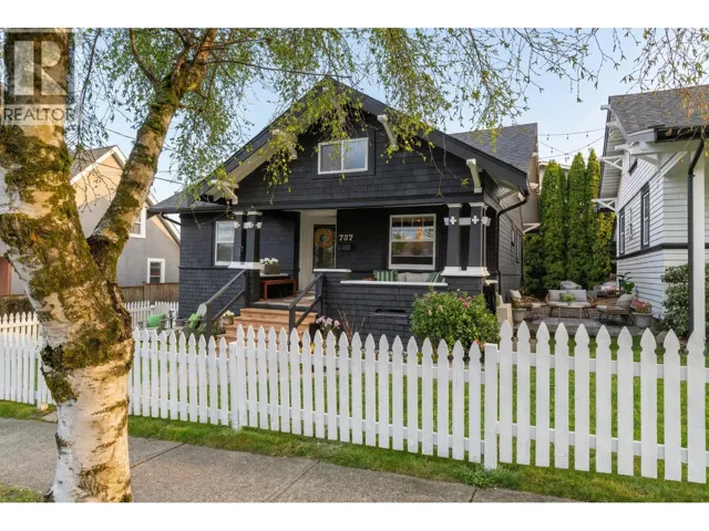 737-745 ST. ANDREWS AVENUE, North Vancouver, British Columbia V7L3L1