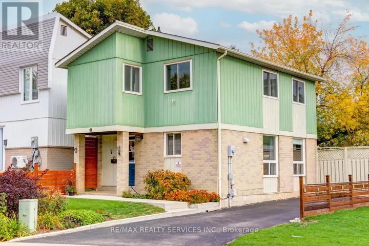 7 HAMLET COURT, Brampton (Central Park), Ontario L6S1X5