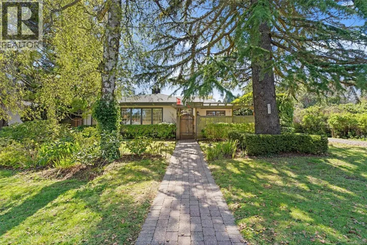2425 Camelot Rd, Saanich, British Columbia V8N1J3