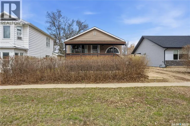 231 5th AVENUE W, Gravelbourg, Saskatchewan S0H1X0