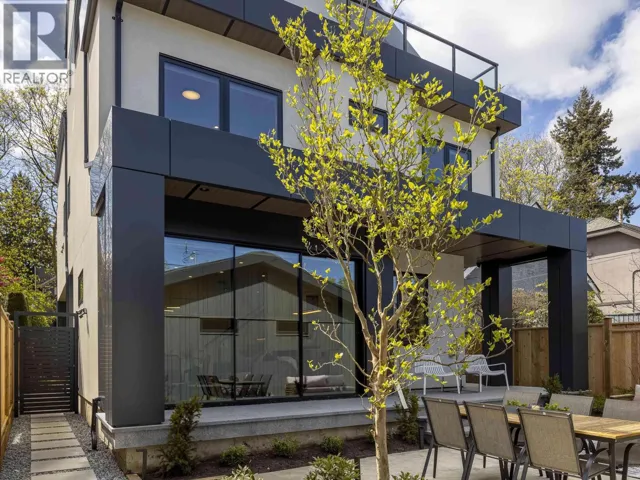 2 3255 13TH AVENUE, Vancouver, British Columbia V6K2V6