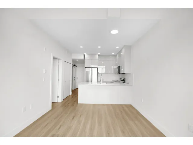 609 15739 FRASER HIGHWAY, Surrey, British Columbia V4N6V4