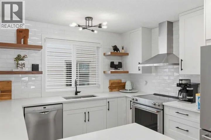 12019 Canfield Green SW, Calgary, Alberta T2W1V3