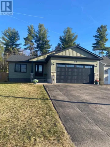43 DUSTIN DRIVE, Petawawa, Ontario K8H0G3