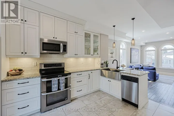 9B HARLTON CRESCENT, Toronto (Keelesdale-Eglinton West), Ontario M6M1L2