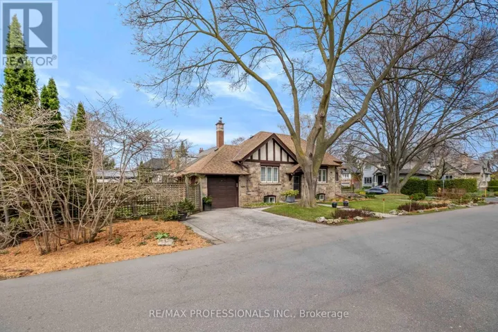 10 EDGEMORE DRIVE, Toronto (Stonegate-Queensway), Ontario M8Y2M8