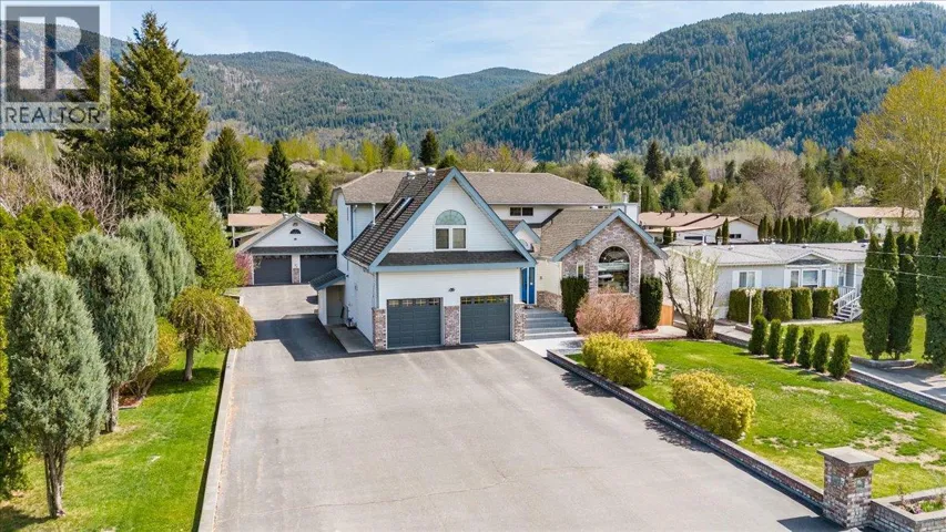 1063 BRIDGEVIEW Crescent, Castlegar, British Columbia V1N3H7