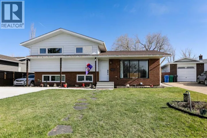97 Laval Court W, Lethbridge, Alberta T1K4G2