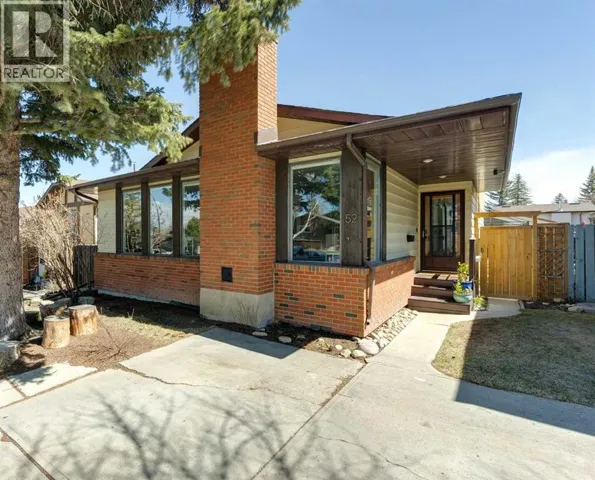 52 Beddington Circle, Calgary, Alberta T3K1K6