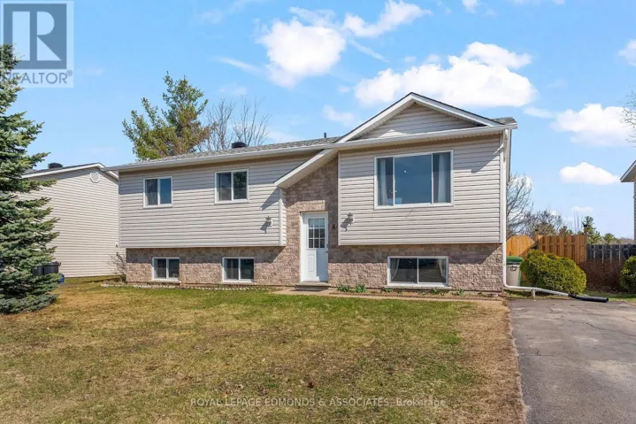 8 GERALD AVENUE, Petawawa, Ontario K8H2Y3