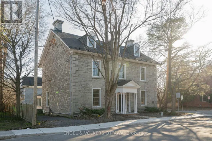 35 MACKAY STREET, Ottawa, Ontario K1M2B2