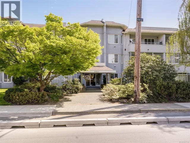 208 3921 Shelbourne St, Saanich, British Columbia V8P4H9